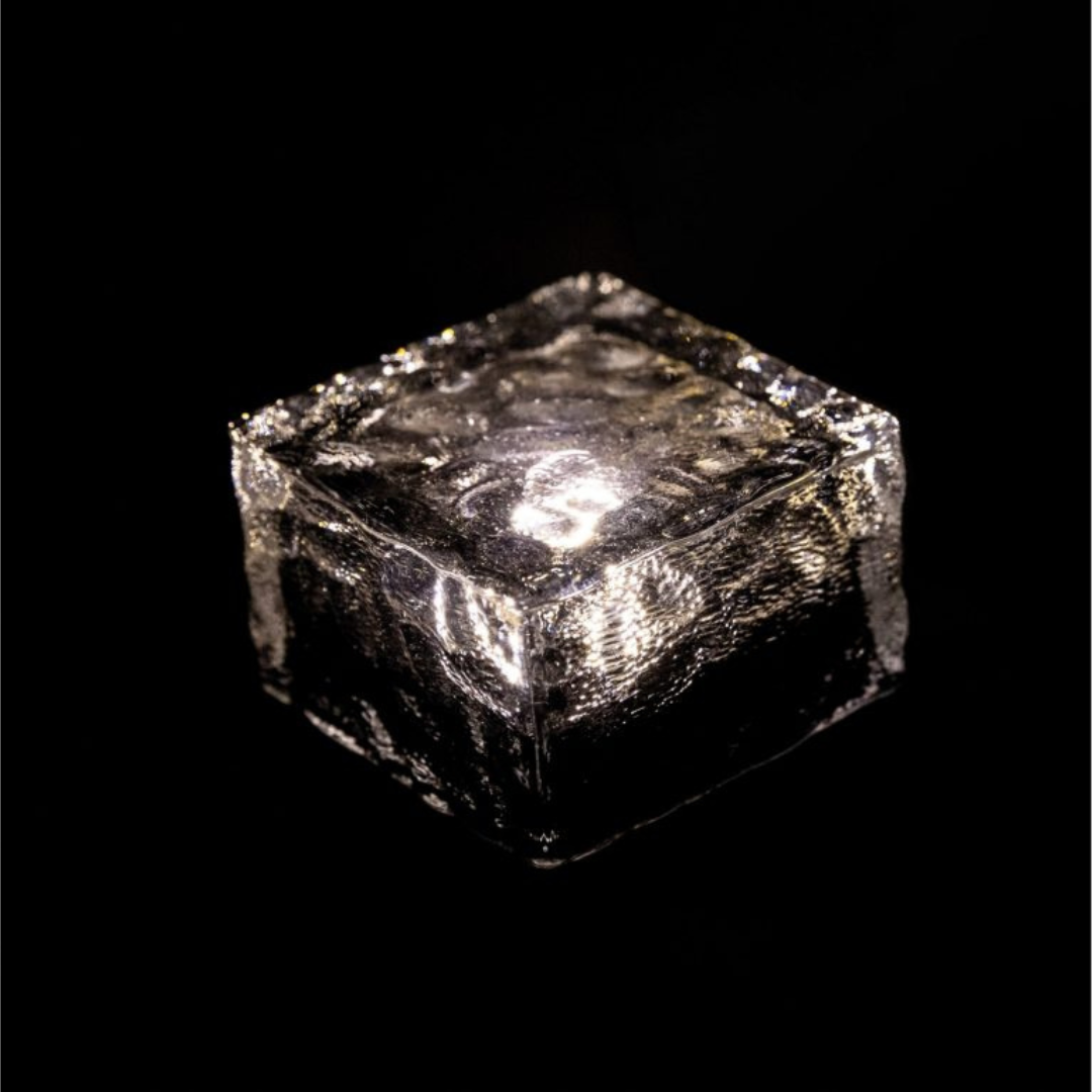 solarna-led-kocka-svietiaca-v-tme